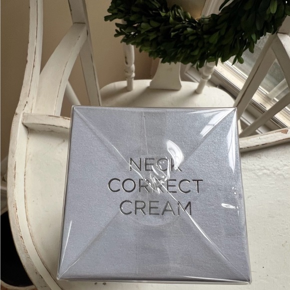 SkinMedica Neck Correct Cream-New in Package - Picture 5 of 9
